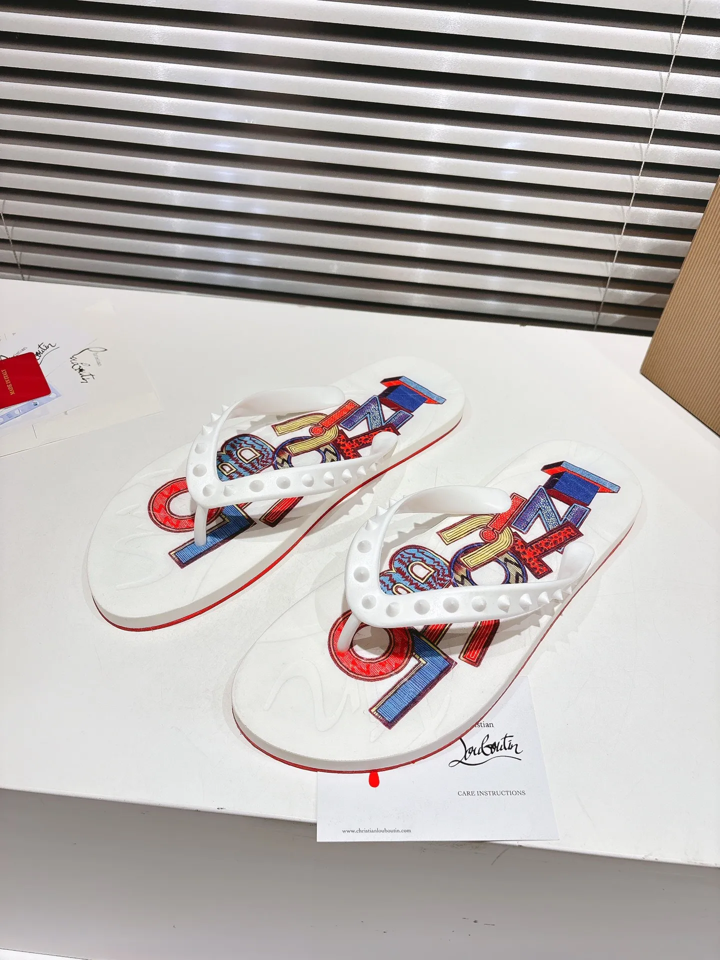 👟👟Ex-factory price 300👟👟 ╔Flip-flops black print╗ (yellow box packaging) ·Top version customization·2025𝐬𝐬 𝑪𝒉𝒓𝒊𝒔𝒕𝒊𝒂𝒏 𝑳𝒐𝒖𝒃𝒐𝒖𝒕𝒊𝒏 ▪️No matter the last shape, fabric, diamonds, nails, lining, outsole, they are as close as possible to ZP... ▪️The original sole is specially provided by the original factory ▪️The lining is imported water-dyed cowhide ▪️Private customization time is about 3-7 days —————— Size: Men's 37M-46M